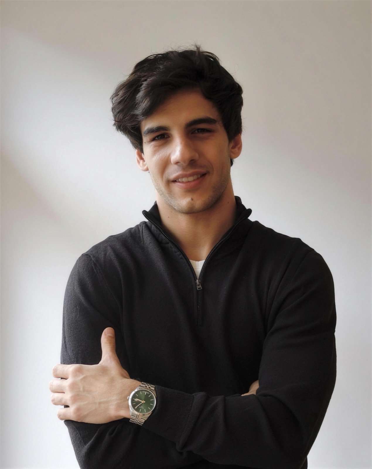 Retrato de Artur Margalef con jersey negro y los brazos cruzados