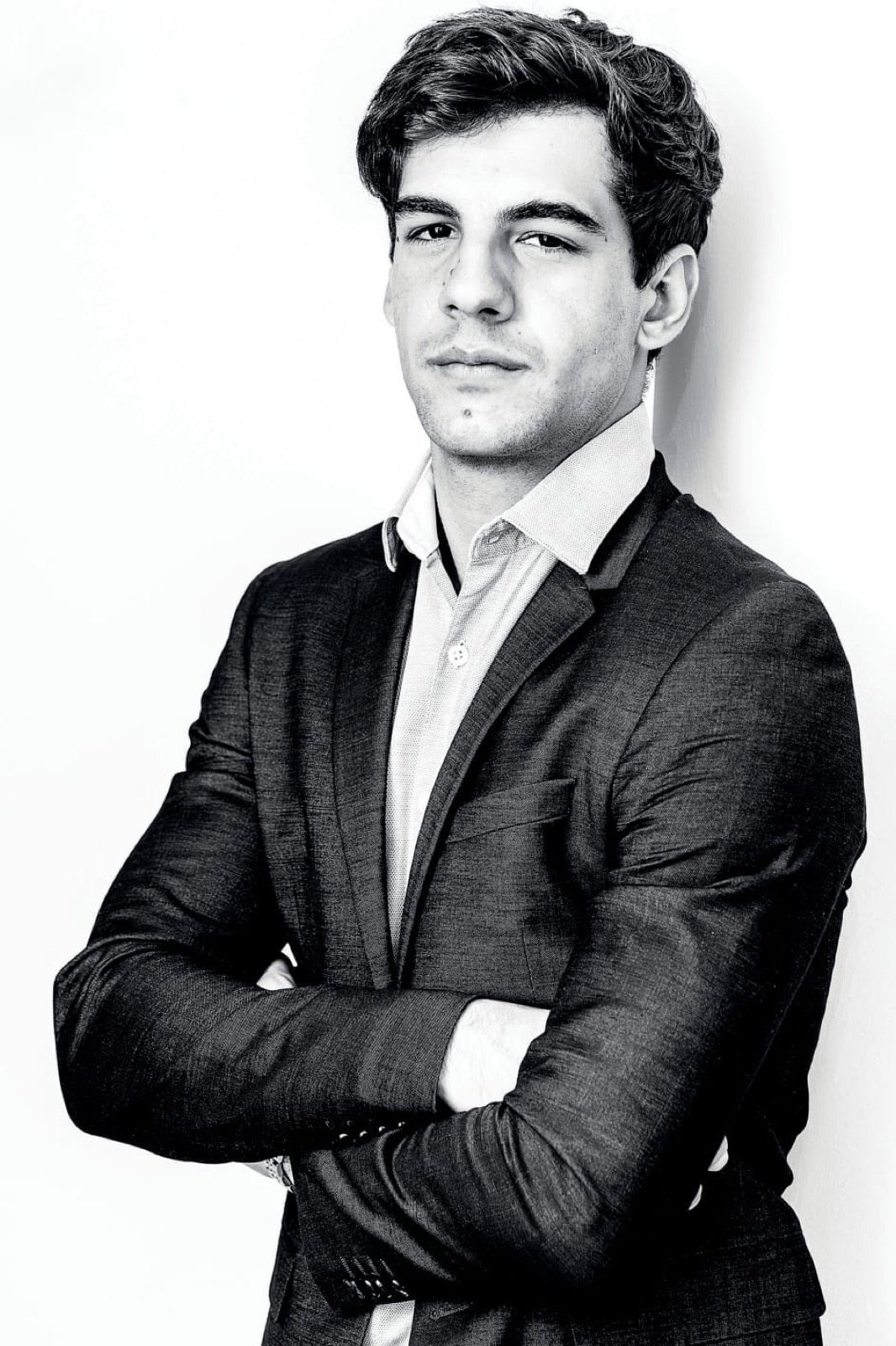 Retrato de Artur Margalef en blanco y negro con americana, para Forbes España