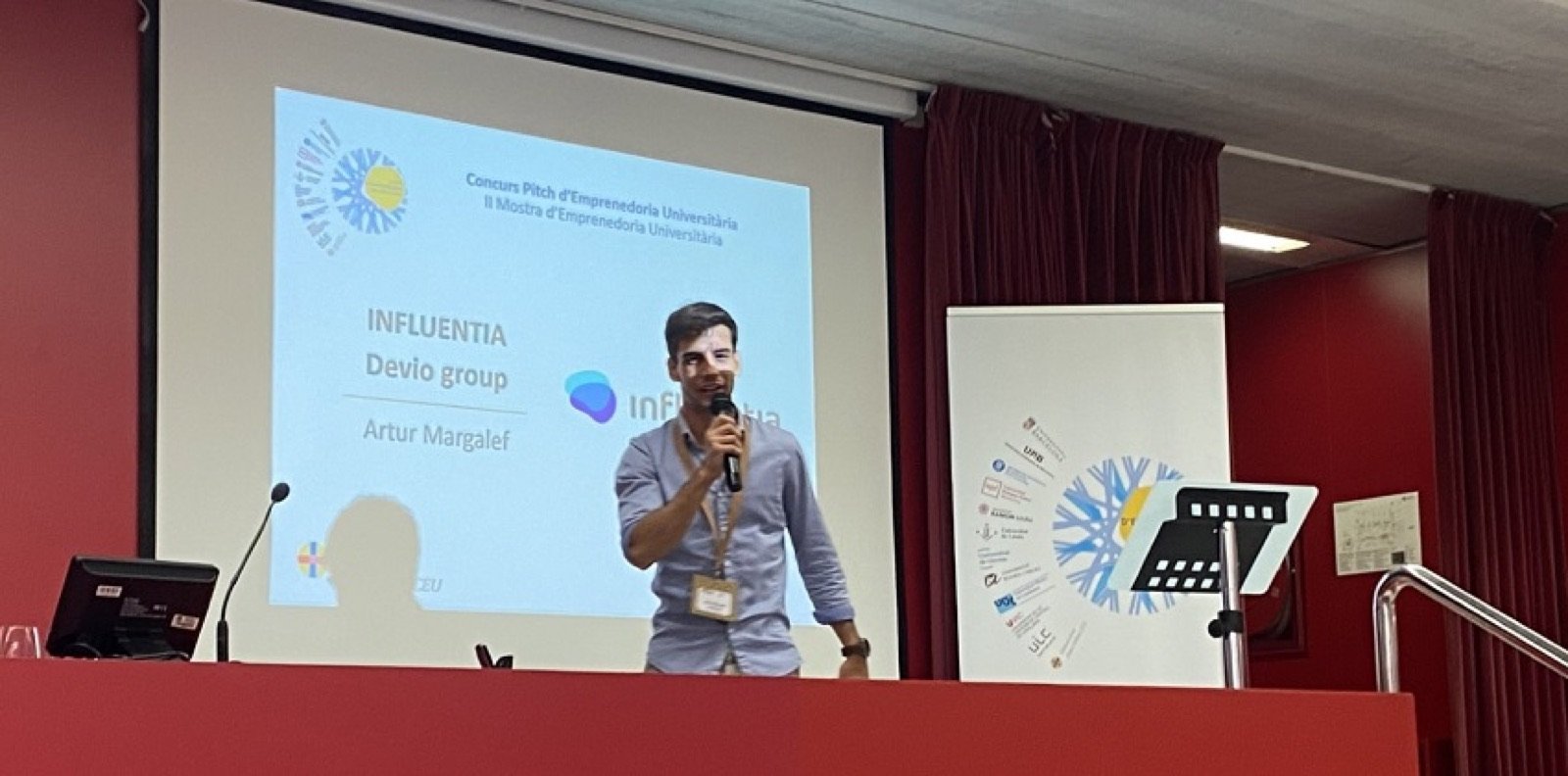 Artur Margalef presentando Influentia en la UAO CEU
