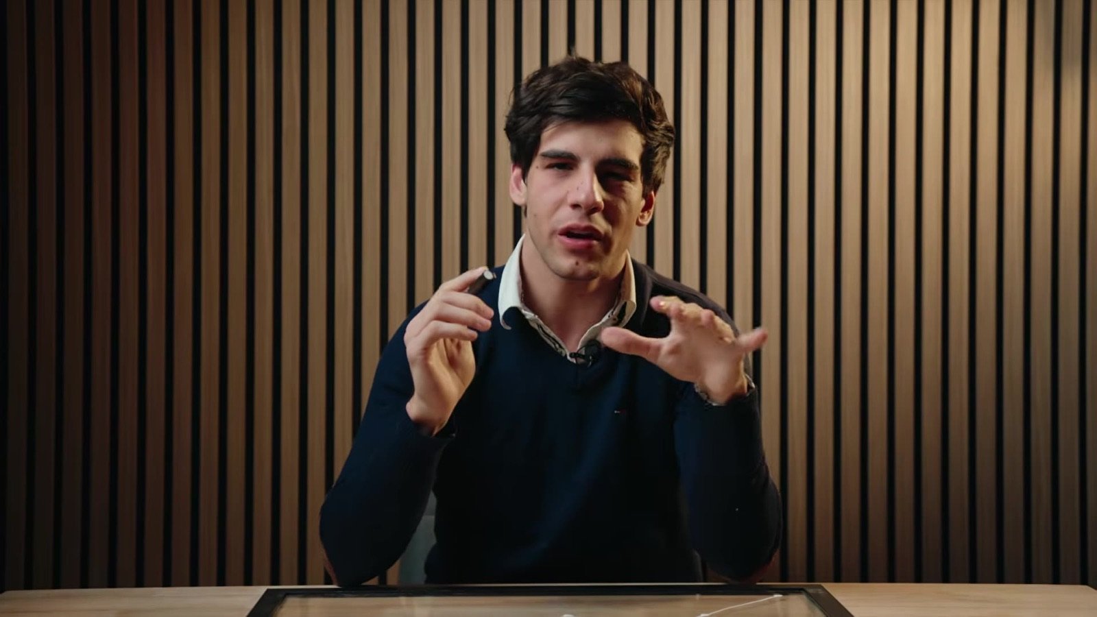 Artur Margalef durante una entrevista en un estudio con paneles de madera