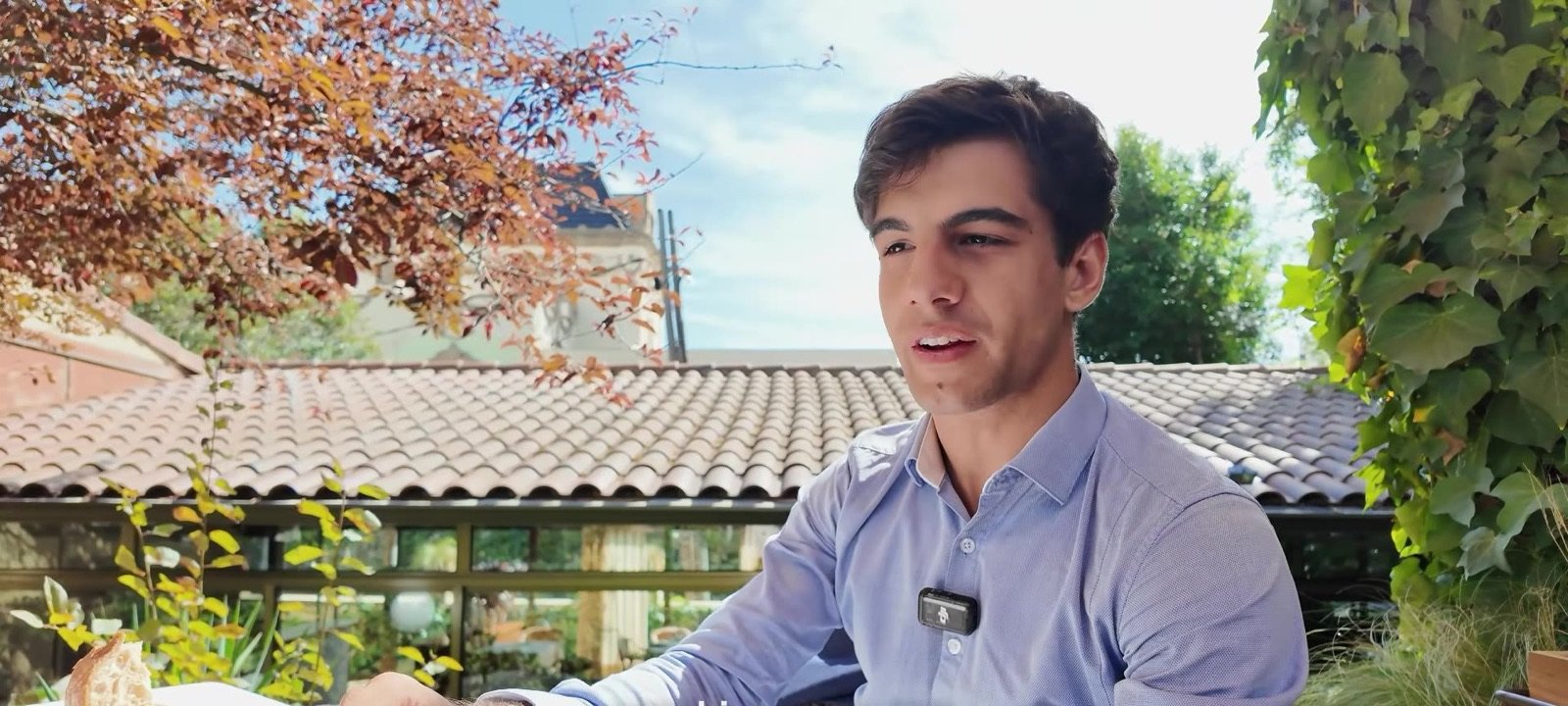 Artur Margalef con camisa azul en una terraza con jardín
