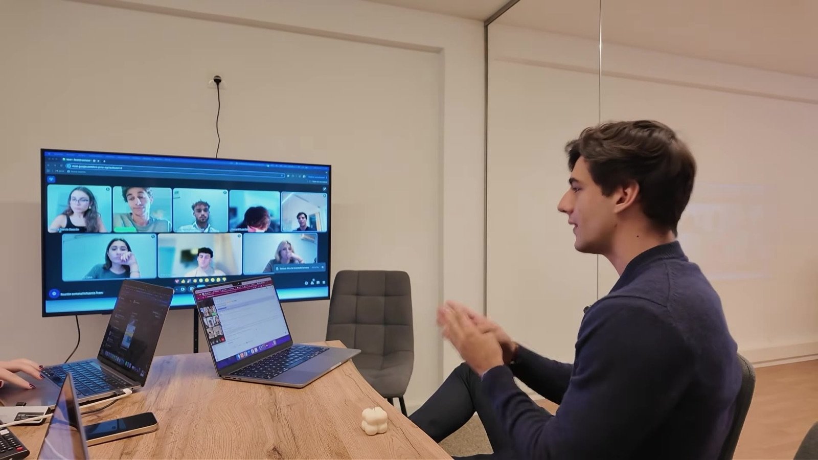 Artur Margalef en una videollamada con el equipo